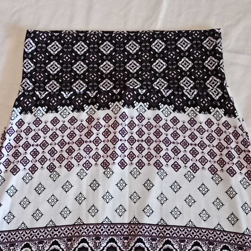Charlotte Russe Long Skirt With Slit On Each Side.White/Burgundy & Black Pattern - Picture 5 of 14